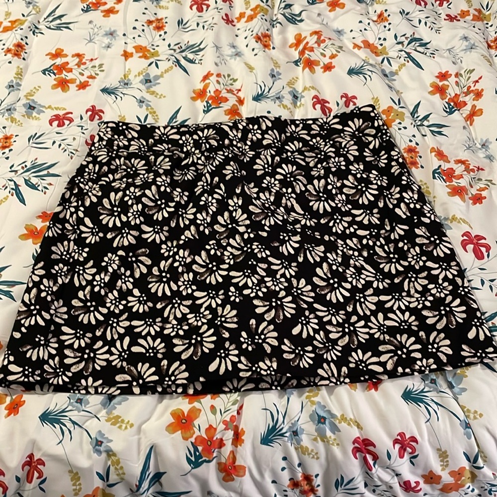 Zac and Rachel 16W black and cream Skort.